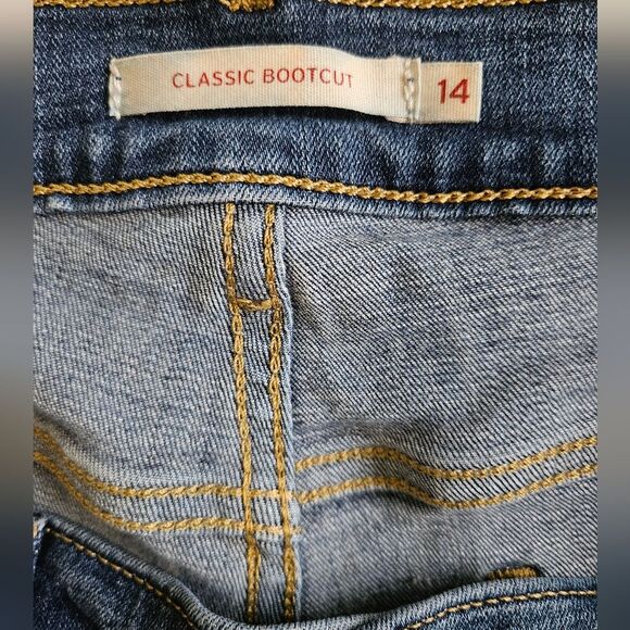 Levi's Jeans Women's 14 (33x31) Classic Bootcut Mid Rise Medium Wash EUC - Picture 2 of 9